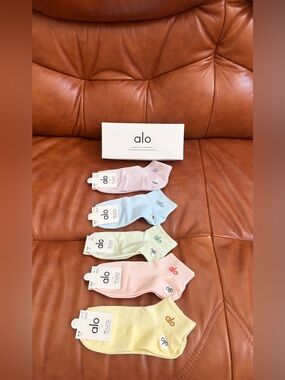 NWB Alo Yoga Unisex Half-Crew Socks – 5 Pairs